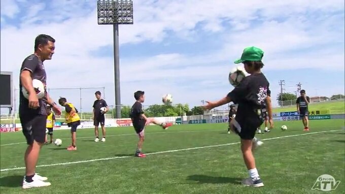 子どもたちがスポーツのプロチームと交流　サッカーJ2「ヴァンラーレ八戸」の監督などからプロのテクニック学ぶ　青森県八戸市でプロスポーツの魅力を知ってもらうイベント|TBS NEWS DIG