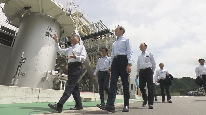 木材や草を燃料に　次世代燃料の研究施設、内堀知事が視察　福島・大熊町|TBS NEWS DIG
