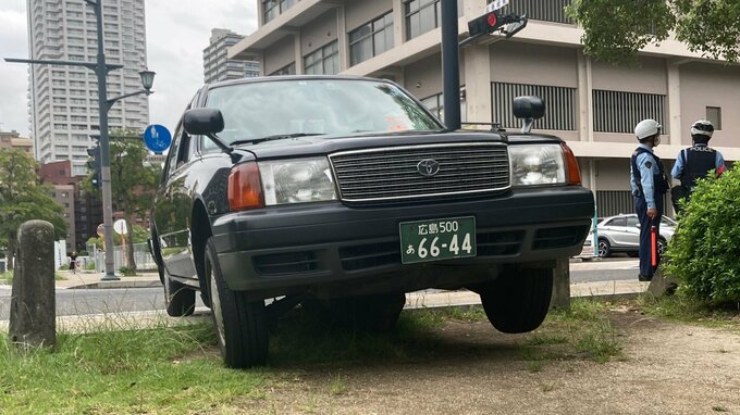 タクシーが歩道に乗り上げ車止めにぶつかり停車　けが人なし 「池田勇人銅像」が立つ緑地帯で　|　RCC NEWS | 広島ニュース | RCC中国放送