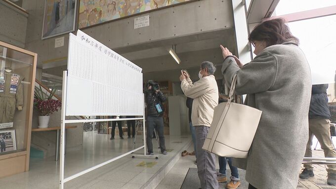 ひと足早く喜びの春「自分の孫が気になり見に来た」私立高校2校で一般入試合格発表　|　石川県のニュース｜MRO北陸放送