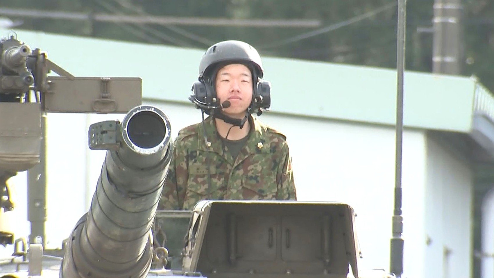 陸上自衛隊玖珠駐屯地で二十歳のつどい 戦車と並び15人が門出 大分