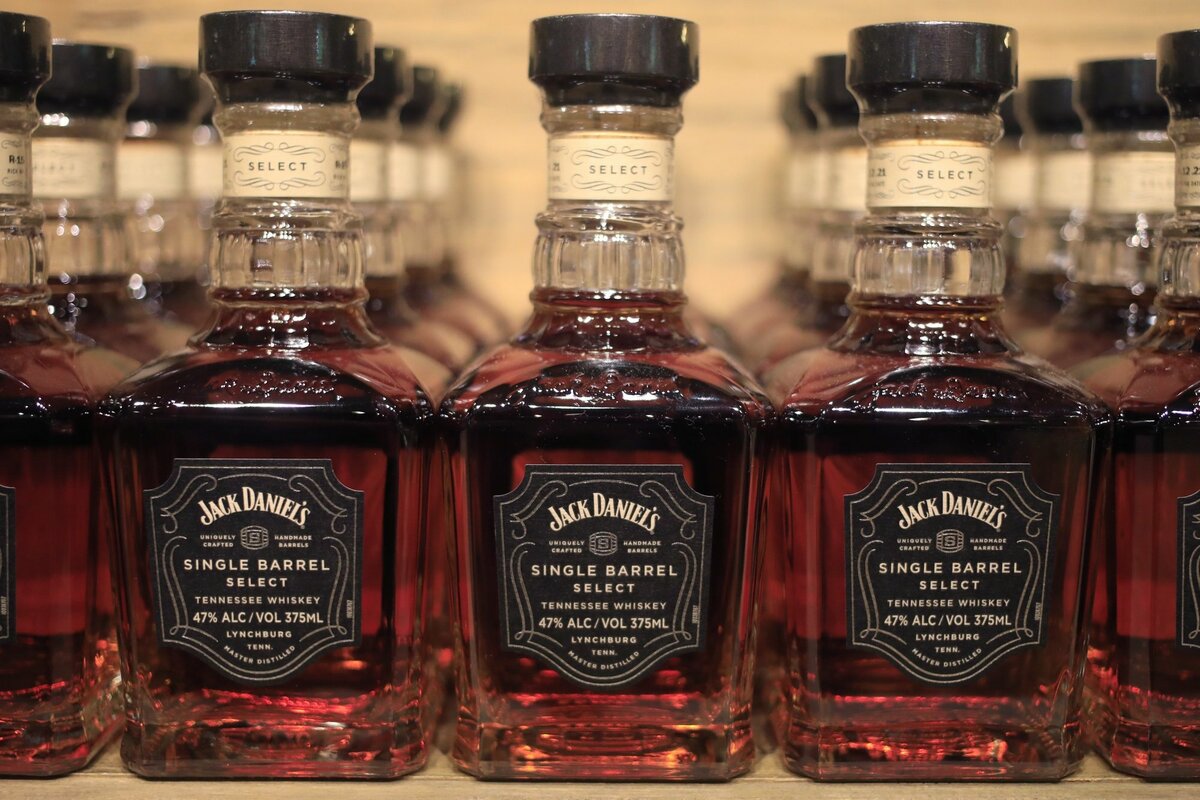 ジャックダニエル」メーカーの株価急落、米蒸留酒市場の低迷続く | TBS