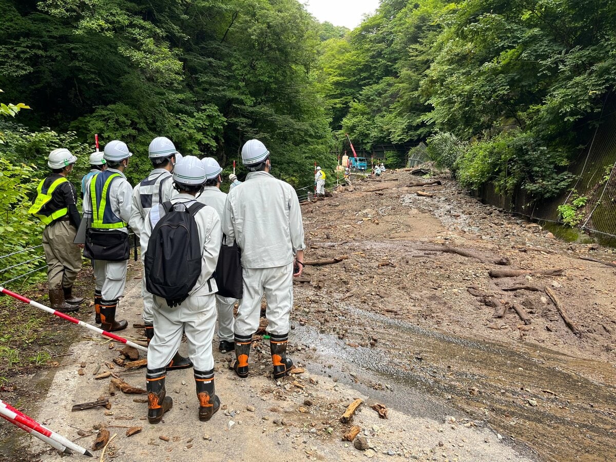 下郷町の県道、通行止め続く 記録的大雨で土砂崩れ 国道121号と大内宿