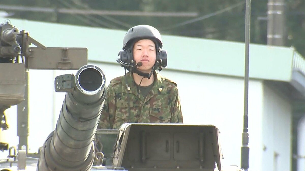 陸上自衛隊玖珠駐屯地で二十歳のつどい　戦車と並び15人が門出　大分