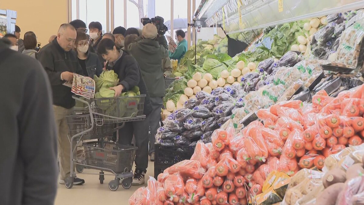 県内初出店のラ・ムー 予定より20分早くオープン コンセプトは“メガ安” 売れ筋商品など約7000品目並ぶ 山梨（UTYニュース）｜dメニュー ...