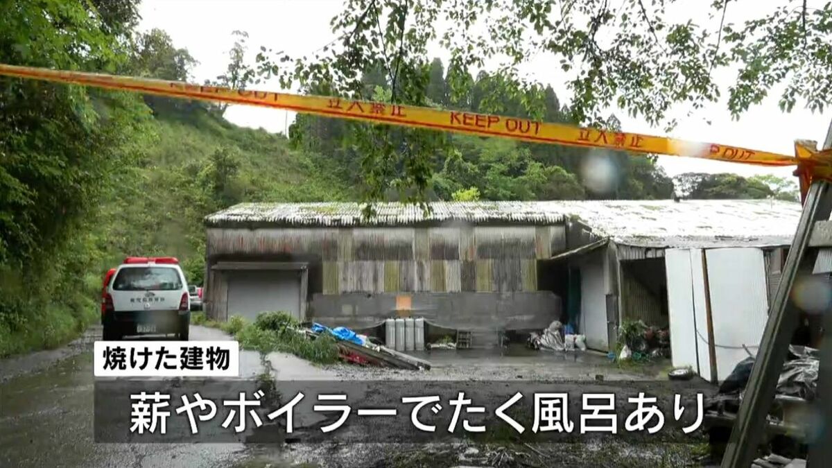 風呂場のたき口から火が」住民から通報 住宅横の建物全焼 焼けた建物に