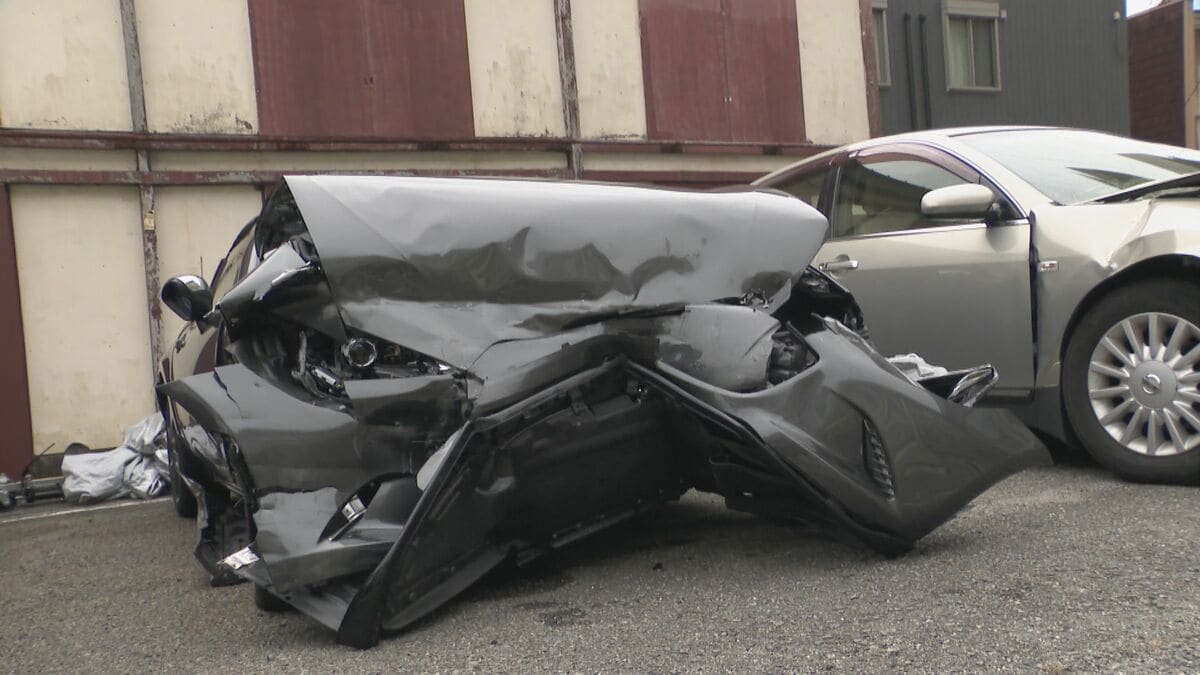 歩行者の女性が死亡 車どうしの衝突事故に巻き込まれたか 車2台はボンネット大破 名古屋・瑞穂区 緩やかな坂の途中で