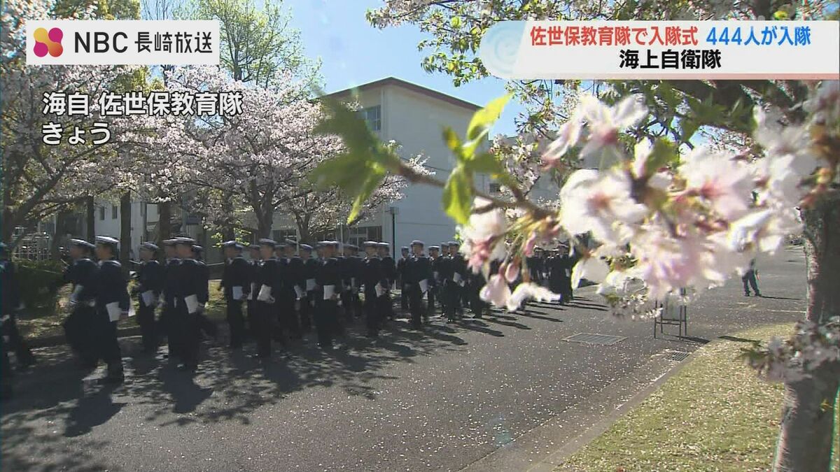 自分を磨き続けて」海自佐世保地方総監が激励 18歳〜31歳の新人444人の