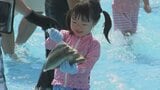 「アユを食べて2学期もがんばる」 夏休み最後の週末 日田市で子どもたちがアユのつかみどり 大分 | 大分のニュース|OBS NEWS|大分放送