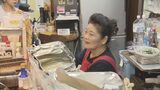 かつて多くのウチナーンチュが移り住んだ兵庫県の戸ノ内地区 45年続く老舗の沖縄料理屋でカウンターに立つ末安喜代子さん(83)|TBS NEWS DIG