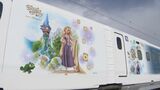 早朝の名古屋駅にディズニーファン集結 「アナと雪の女王」などが特別塗装された新幹線の運行始まる 「ワクワク止まらなくて…」|TBS NEWS DIG