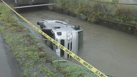 「トラックが来るのはわかったが先に行けると思った」病院送迎車が用水路に転落　送迎者運転手の男逮捕　患者の女性1人が死亡　埼玉・越谷市|TBS NEWS DIG