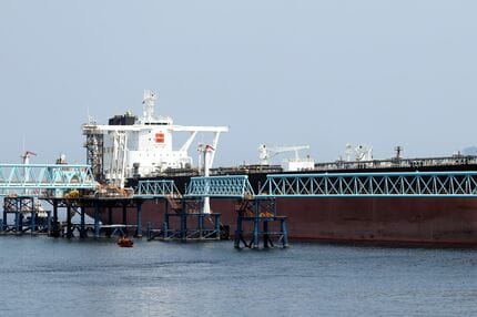 洋上積み替え原油が再び日本に、中東緊迫化で異例の調達続く