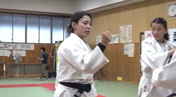 「世界中で指導、柔道の魅力広めていきたい…」パリ五輪の金メダリスト・出口クリスタさんが柔道教室…妹のケリーさんも指導…得意技の大外刈りや大内刈りのコツを伝授！|TBS NEWS DIG