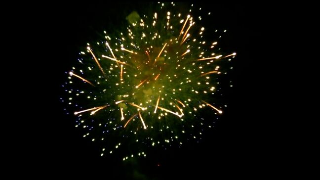 「くらしき冬花火」に大勢の観客 約500発が冬の夜空に咲く 映画「蔵のある街」にちなみ開催【岡山・倉敷市】|TBS NEWS DIG