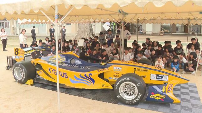 小学校の校庭にフォーミュラカー 国内最高峰レース前に出前授業 大分・日田市|TBS NEWS DIG