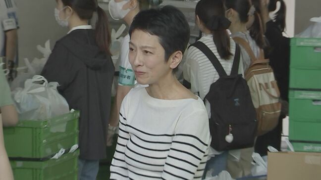 都知事選出馬表明の蓮舫氏が都庁の足元視察　生活困窮者の支援活動　800人近くが食料求め行列つくる　蓮舫氏「本当に衝撃でした」|TBS NEWS DIG