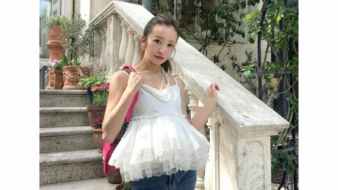【 板野友美 】　白フリルのキャミ×デニム姿を披露「カジュアルなボトムスに合わせても華やかになれる」こだわりコーデに「似合って素敵」「とても美しい」絶賛の声|TBS NEWS DIG