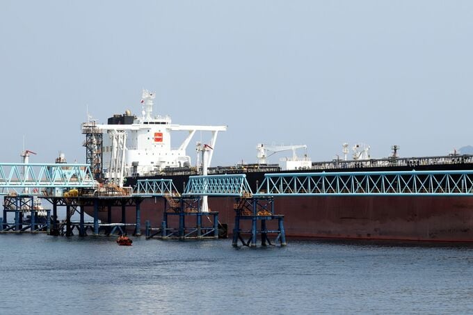 洋上積み替え原油が再び日本に、中東緊迫化で異例の調達続く