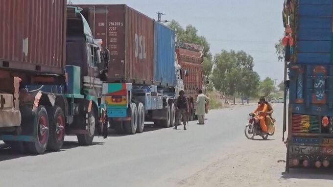 パキスタン南西部で軍運営する学校のスクールバスに車が突っ込む　子ども含む5人死亡　自爆テロか|TBS NEWS DIG