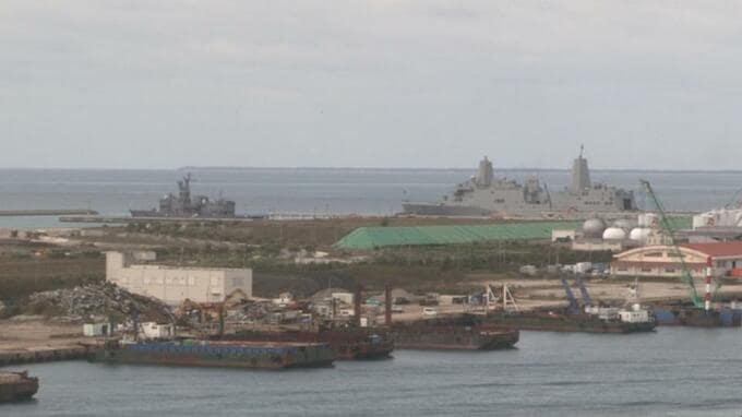 石垣港に米海軍の揚陸艦と海自の訓練支援艦 日米の艦船が初めて同時入港 石垣空港に米軍機も飛来予定 |TBS NEWS DIG