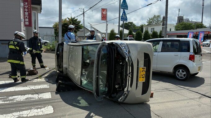 「横転して脱出できずけが」一灯式信号機のある交差点で軽乗用車どうしが衝突　70代くらいの男性が負傷し病院搬送　北海道帯広市|TBS NEWS DIG