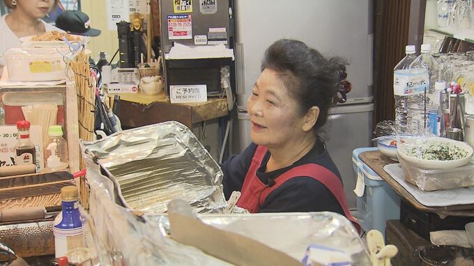 かつて多くのウチナーンチュが移り住んだ兵庫県の戸ノ内地区　45年続く老舗の沖縄料理屋でカウンターに立つ末安喜代子さん(83)　|　沖縄のニュース｜RBC 琉球放送