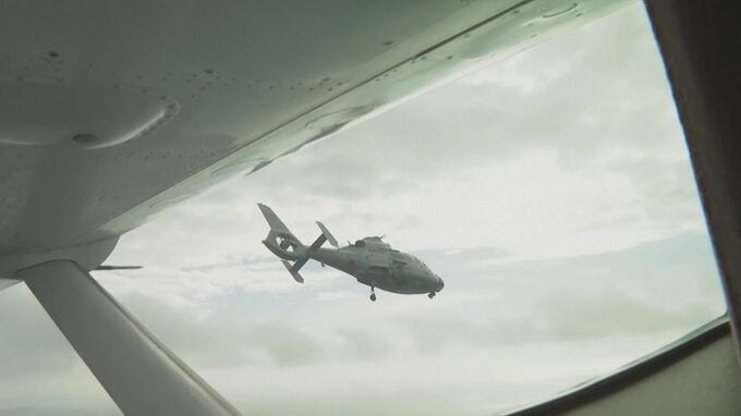 フィリピン機に中国海軍ヘリが“3メートルまで異常接近”「重大な危険もたらした」　中国側はけん制「許可なく不法侵入」|TBS NEWS DIG