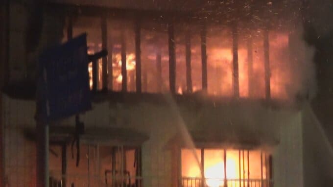 「火が広がって壁が落ちた」店舗兼住宅の一部焼ける火災　焼け跡からは1人の遺体…　一人暮らしの男性と連絡取れず　|　青森のニュース│ATV NEWS│青森テレビ