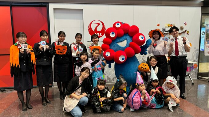 “ミャクミャク”が羽田空港に！ハロウィーンイベントで園児らと交流　大阪・関西万博のPR|TBS NEWS DIG