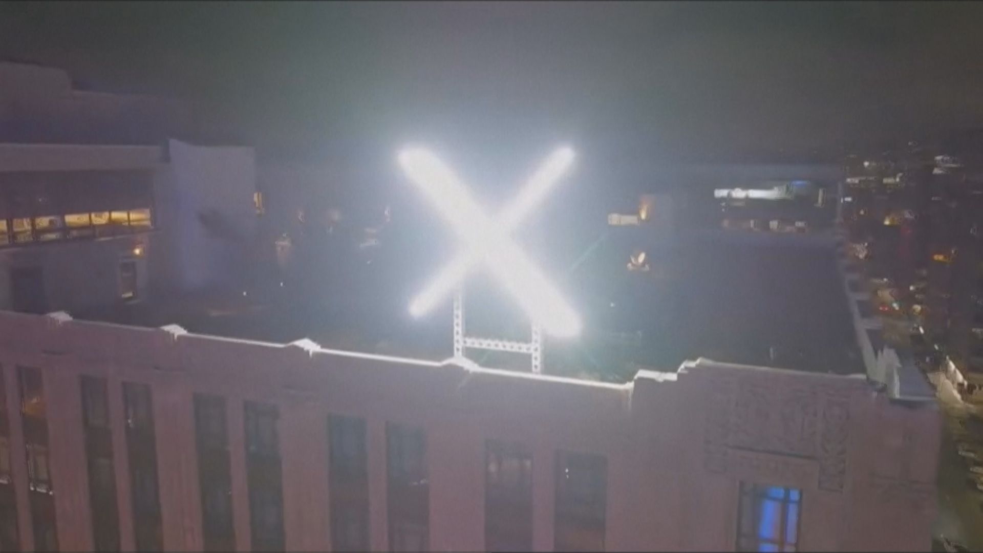 旧ツイッター「X」本社の巨大看板が設置3日後に撤去 照明の明るさに