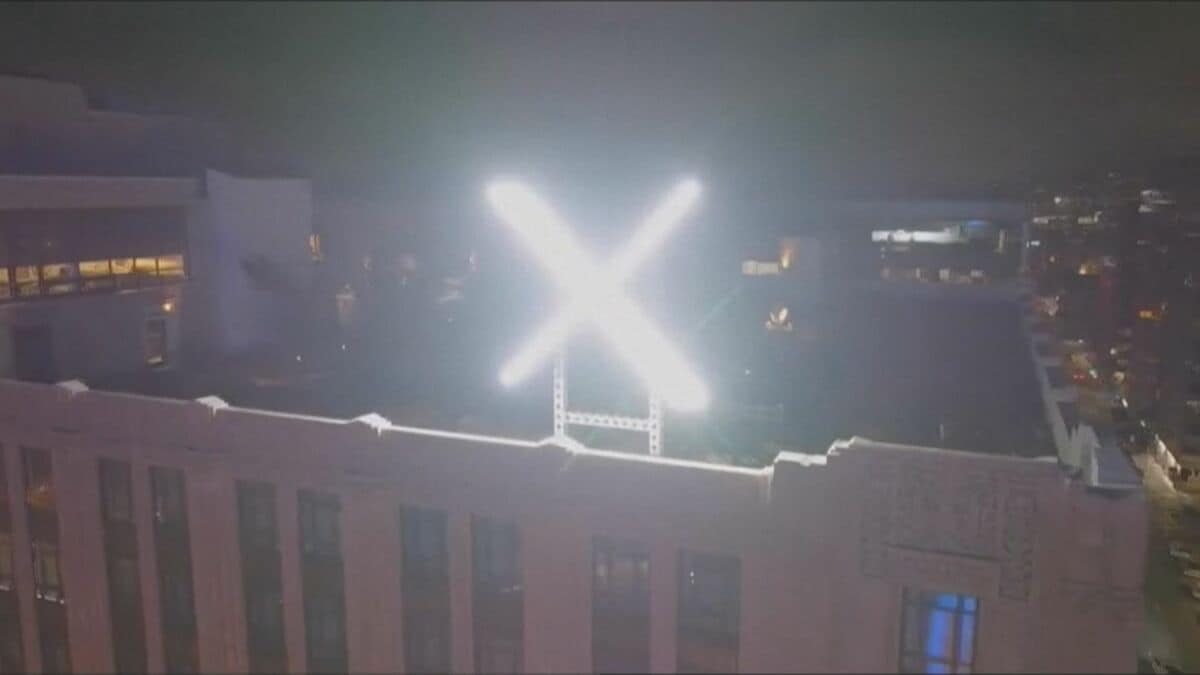 X 看板 当時物 旧ツイッター「X」本社の巨大看板が設置3日後に撤去 照明の明るさに