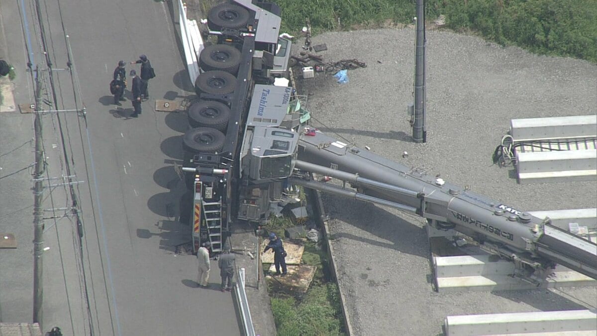 17トンの重りを吊り上げていたクレーン車がバランスを崩し横転　荷台から滑り落ちた3…