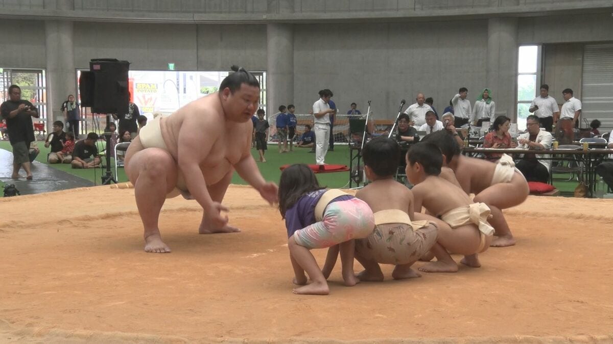 地元出身幕内力士を招き熱戦のちびっこ相撲大会　うるま市
