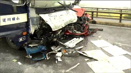 橋の上で乗用車とトラックが正面衝突 乗用車運転の76歳女性が死亡 宮城