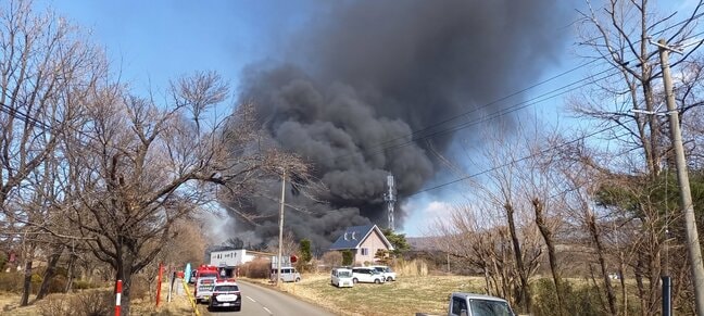 「スクラップが燃えていて付近に燃え移りそう」スクラップ置き場から出火　住宅に延焼か　宮城・白石市|TBS NEWS DIG