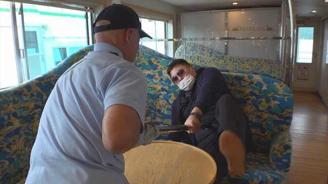 乗客を避難させ声掛け→危険と判断し動き封じ→警察身柄確保　運行中の遊覧船上での不審者対応訓練　山梨・山中湖|TBS NEWS DIG
