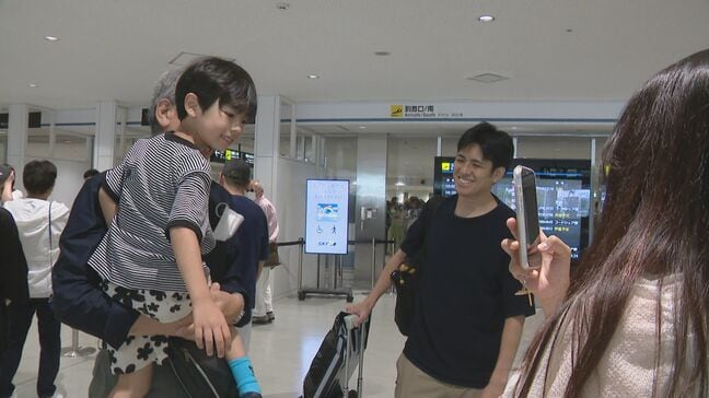 「やっと会えた」福岡空港は帰省ラッシュで混雑ピーク　午後は一部の便で欠航も　高速道路も渋滞発生予測|TBS NEWS DIG