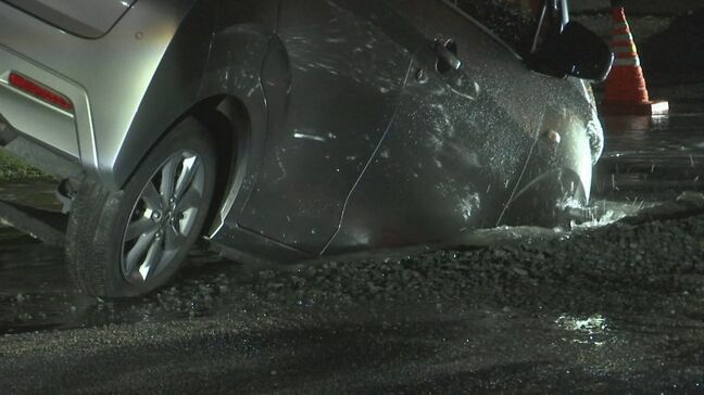 市道が突然陥没、通りかかった車が落ちてタイヤがはまってしまった…原因は水道管破裂　取り換える工事が始まる　島根県松江市|TBS NEWS DIG