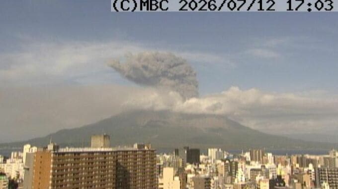 桜島南岳で噴火、噴煙高さ1700m　火口から北に降灰予想　鹿児島|TBS NEWS DIG