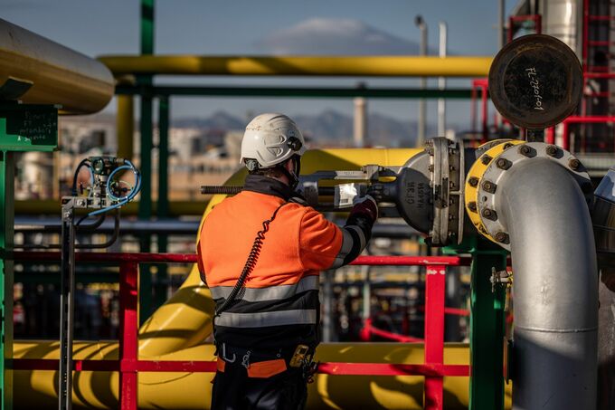 原油価格が続伸、中国が景気刺激策を計画－紅海情勢にリスク高まる