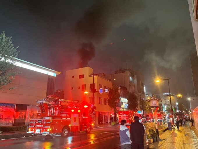 「ビルの屋上から黒い煙が見える」長野市中心部でビル火災 通りかかった人から通報 80代男性と70代女性を病院に搬送 焼き肉店の排気ダクトが焼けたか | SBC NEWS | 長野のニュース | SBC信越放送