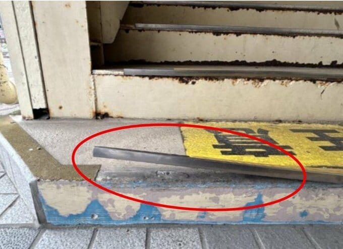 駅舎内階段の滑り止め用金具の一部が約5センチ浮き上がる　引っかかった利用客が転倒し頭などにけが　JR長崎本線・高田駅|TBS NEWS DIG