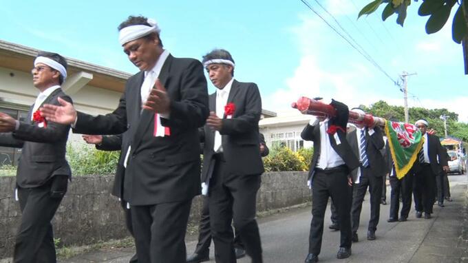 スーツ姿でクイチャー舞う池間島西原地区と伊良部島佐良浜地区の「ミャークヅツ」五穀豊穣と子孫繁栄願う|TBS NEWS DIG
