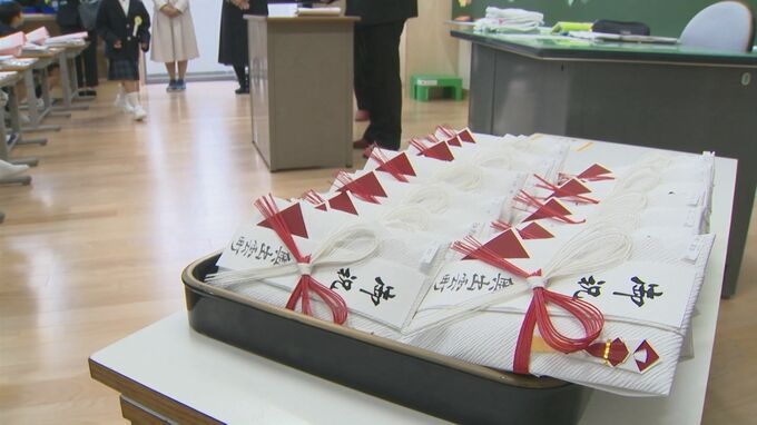 入学すると「10万円」の商品券の町…町長が新入生に直接手渡し「まちごと子育て応援金」　さらに出産時も「10万円」高校に入学しても「2万円」|TBS NEWS DIG