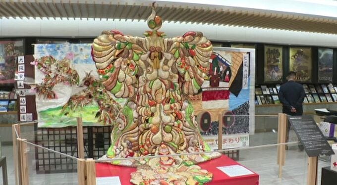 能登半島地震や奥能登豪雨で被災した着物の帯を使った「復興のオブジェ」JR金沢駅に展示 「風化させないように」|TBS NEWS DIG