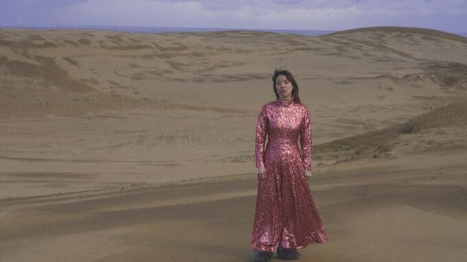 あいみょんさん「幼稚園の頃来たぶり」鳥取砂丘でMV撮影　観光客驚き「まさか一緒の所を歩いているなんて」　|　BSSニュース | BSS山陰放送