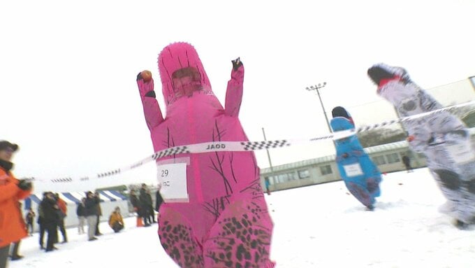 恐竜の着ぐるみで雪上を猛ダッシュ！本気のレースに大人も子どもも大盛り上がり・長野県飯綱町　|　SBC NEWS | 長野のニュース | SBC信越放送