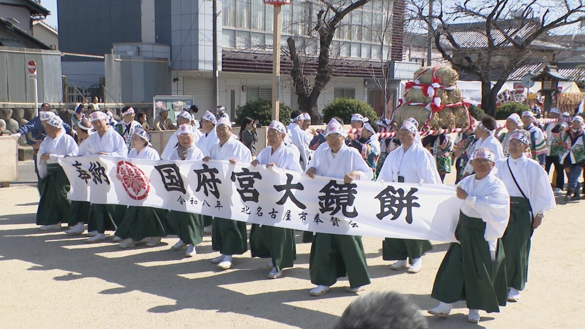 愛知・国府宮神社で「大鏡餅奉納奉告祭」　直径2メートル40センチ、重さ約4トンの大鏡餅が拝殿に　2日には縁起物として販売も
