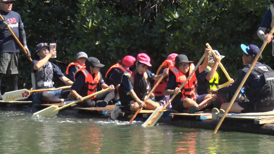 小学生が手作りイカダで川下り　石垣市